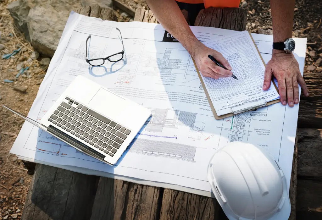 Arquiteto gerenciando um canteiro de obras